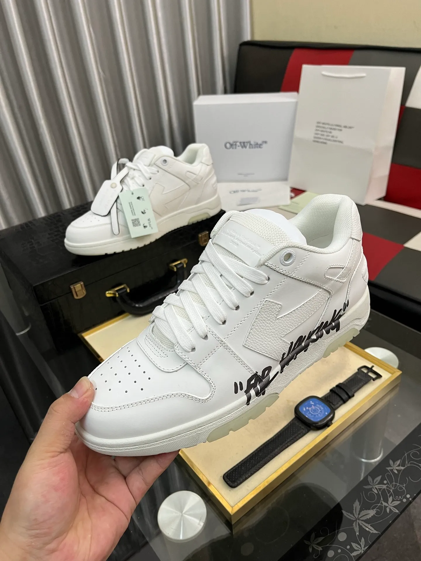 Men's shoes 💰600⌚️⌚️ OFF-White C/O VirGil Abloh fashionable and versatile casual shoes. Exclusive first release of the new model. Made of environmentally friendly cowhide leather and mesh fabric upper material. The insole is embedded with foam cushioning EVA material. The correct midsole is equipped with EVA lightweight cushioning. External tooth nail rubber outsole. The correct accessories can be customized simultaneously. Women's model: 35-40 Men's model: 39-45